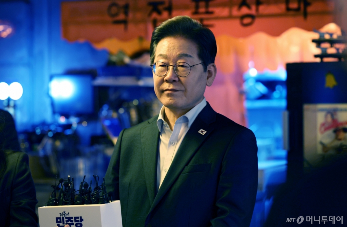 (서울=뉴스1) 이재명 기자 = 이재명 더불어민주당 대통령 후보가 1일 오후 서울 종로구 한 음식점에서 열린 '민생시리즈2' 비전형 노동자 간담회를 마친 후 대법원 판결에 대한 입장을 밝히고 있다. (공동취재) 2025.5.1/뉴스1 Copyright © 뉴스1. All rights reserved. 무단 전재 및 재배포, AI학습 이용 금지. /사진=(서울=뉴스1) 이재명 기자