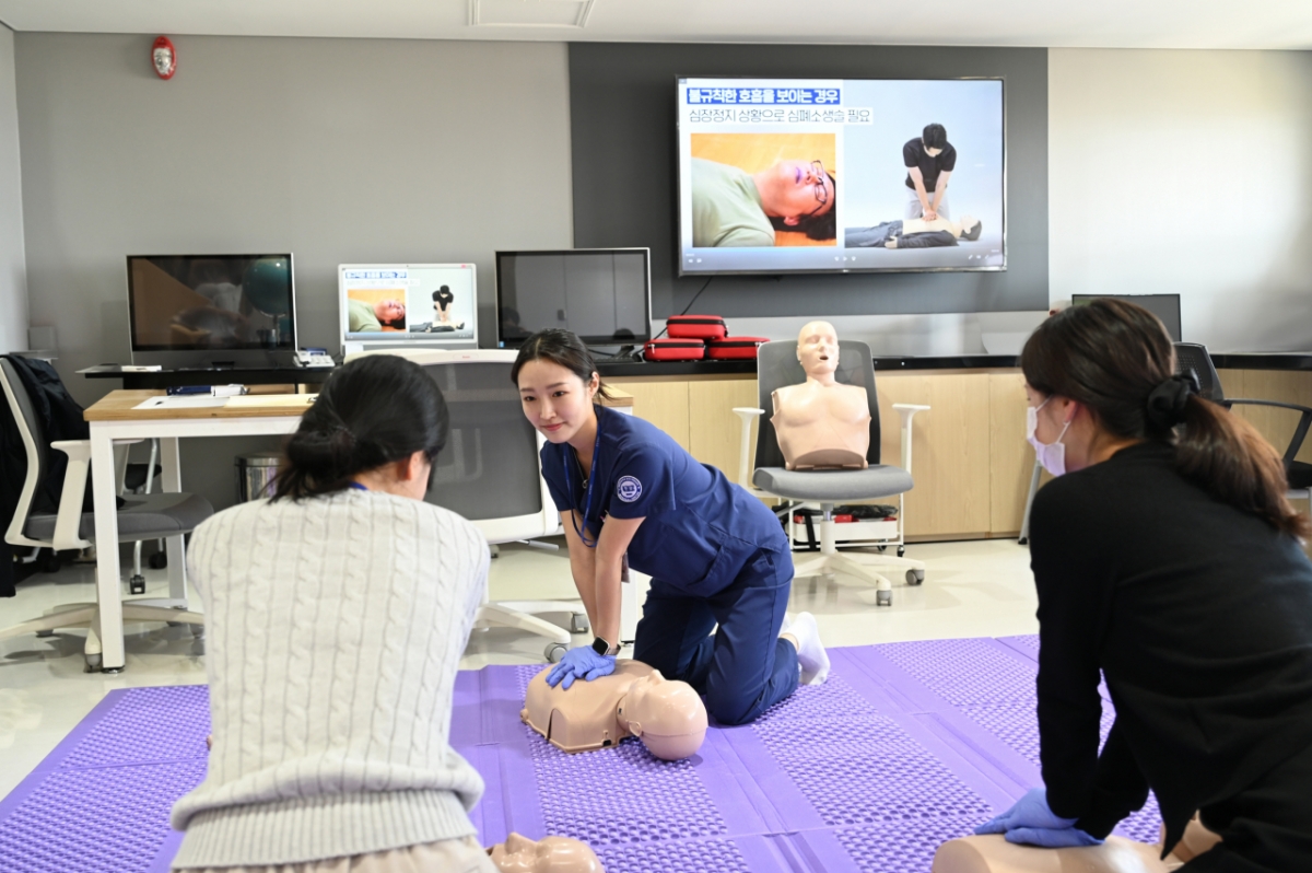 황승연 방사선사가 병원에서 실전에 대비한 심폐소생술 훈련을 받고 있다. /사진=한양대병원