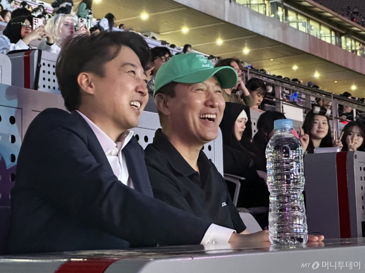 (서울=뉴스1) 김민지 기자 = 오세훈 서울시장과 이준석 개혁신당 대통령 후보가 지난 30일 서울 마포구 상암 월드컵경기장에서 열린 '서울스프링페스타 WONDER SHOW'에서 개막식을 관람하고 있다. (이준석 캠프 제공. 재판매 및 DB금지) 2025.5.1/뉴스1  Copyright © 뉴스1. All rights reserved. 무단 전재 및 재배포,  AI학습 이용 금지. /사진=(서울=뉴스1) 김민지 기자