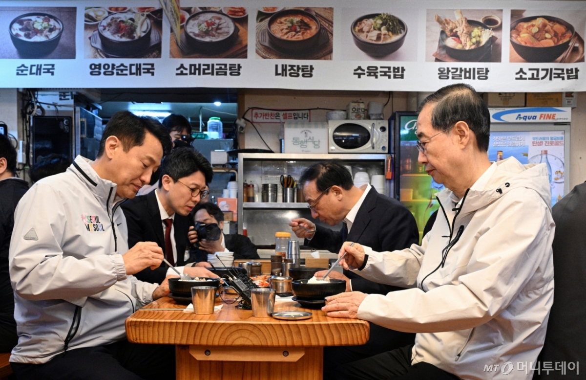 제21대 대통령 선거에 출마한 한덕수 전 총리가 2일 서울 종로구 한 식당에서 오세훈 서울시장과 오찬 간담회를 하고 있다. (공동취재) 2025.5.2/사진=뉴스1 /사진=(서울=뉴스1) 김명섭 기자