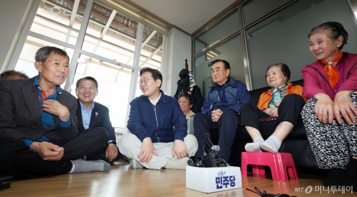 (화천=뉴스1) 이재명 기자 = '골목골목 경청투어 : 접경벨트편'에 나선 이재명 더불어민주당 대통령 후보가 2일 오후 강원 화천군에 위치한 경로당을 찾아 어르신들과 대화를 하고 있다. (공동취재) 2025.5.2/뉴스1  Copyright © 뉴스1. All rights reserved. 무단 전재 및 재배포,  AI학습 이용 금지. /사진=(화천=뉴스1) 이재명 기자