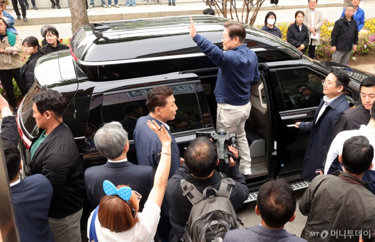 (화천=뉴스1) 이재명 기자 = '골목골목 경청투어 : 접경벨트편'에 나선 이재명 더불어민주당 대통령 후보가 2일 오후 강원 화천군에 위치한 경로당을 찾아 어르신들과 대화를 마친 후 지지자들을 향해 인사하고 있다. (공동취재) 2025.5.2/뉴스1  Copyright © 뉴스1. All rights reserved. 무단 전재 및 재배포,  AI학습 이용 금지. /사진=(화천=뉴스1) 이재명 기자