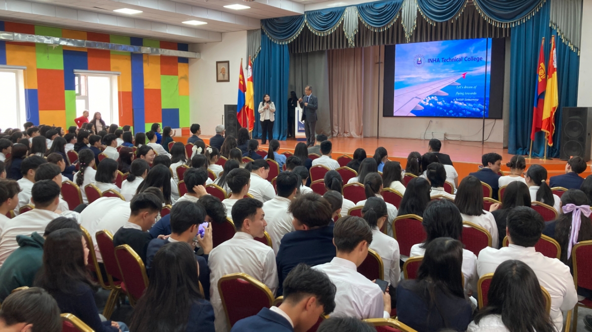 김성찬 인하공전 총장이 몽골 고등학교 입학설명회에서 환영사하고 있다./사진제공=인하공전