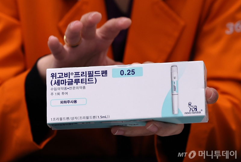 (서울=뉴스1) 박지혜 기자 = 24일 서울 강남구 365mc의원 강남본점에서 의료진이 비만 치료제 ‘위고비’를 들어보이고 있다.   위고비는 인슐린 분비를 촉진하고 소화 속도를 늦추는 글루카곤 유사 펩타이드(GLP)-1 호르몬을 모방한 GLP-1 계열 비만 치료제다. 2024.10.24/뉴스1  Copyright © 뉴스1. All rights reserved. 무단 전재 및 재배포,  AI학습 이용 금지. /사진=(서울=뉴스1) 박지혜 기자