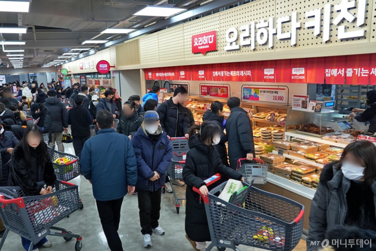 롯데마트가 지난 1월 16일 지하철 5·8호선 천호역 인근 아파트 단지 지하 1층에 1374평(4538㎡) 규모의 천호점을 오픈했다. 이날 서울 강동구 롯데마트 천호점을 찾은 고객들이 물품을 구매하고 있다. /사진=뉴시스(롯데마트 제공)