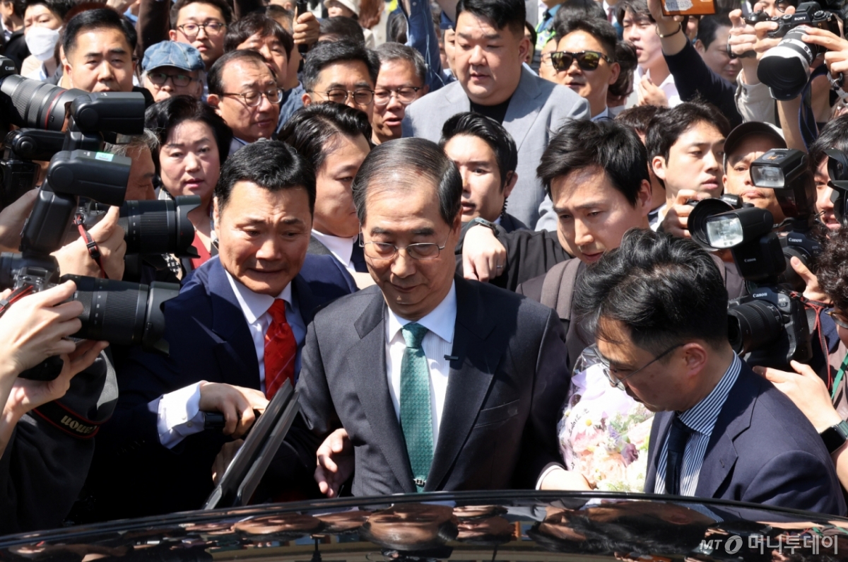 한덕수 전 국무총리가 2일 오전 서울 여의도 국회 소통관에서 대선출마 선언 기자회견을 마치고 차량에 오르고 있다. 2025.05.02. /사진=뉴시스 /사진=조성봉