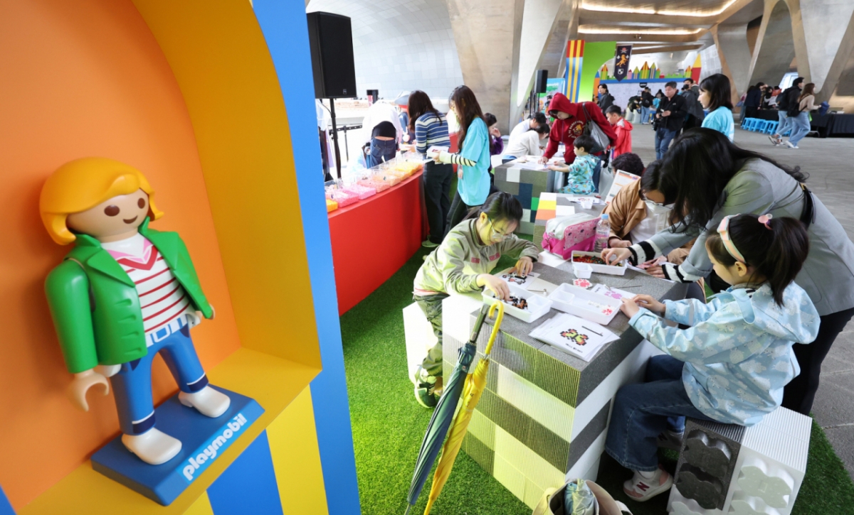 지난 1일 서울 동대문디자인플라자(DDP)에 개장한 DDP 봄축제 디자인테마파크를 찾은 어린이들이 즐거운 시간을 보내고 있다. 서울디자인재단은 5월 가정의 달을 맞아 가족, 어린이, 청년 세대가 참여할 수 있는 봄 행사를 DDP 실내외 전역에서 선보인다. /사진=뉴스1