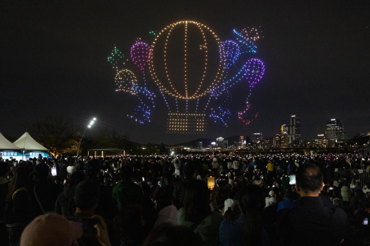 지난달 27일 오후 서울 광진구 뚝섬한강공원 수변무대에서 2025 한강 불빛 공연(드론 라이트 쇼)이 펼쳐지고 있다. /사진=뉴시스