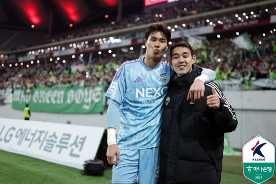 송범근(왼쪽)과 송민규. /사진=한국프로축구연맹 제공