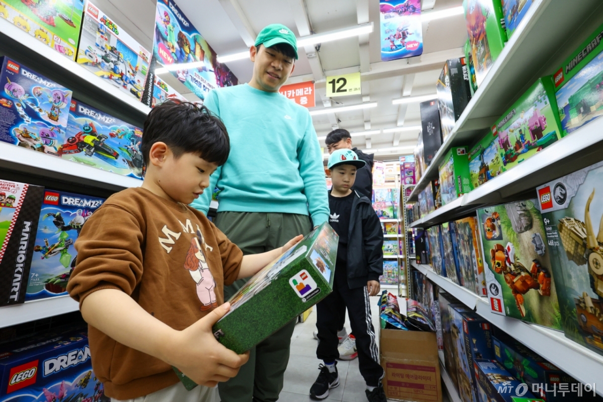 어린이날을 사흘 앞둔 지난 2일 오후 서울 종로구 동대문 완구·문구 거리를 찾은 어린이가 장난감을 고르고 있다. /사진=뉴시스