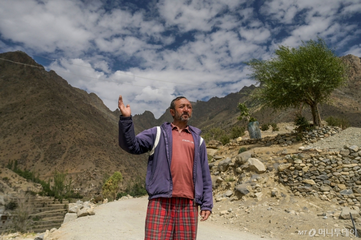 (훈데르만 AFP=뉴스1) 김지완 기자 = 지난 7월 27일 파키스탄과 국경을 맞대고 있는 인도 북부 카르길 지역의 훈데르만 마을 주민인 모하마드 바키르 씨가 AFP 통신과 인터뷰를 하고 있다. 훈데르만 마을은 고대 무역로로 지역 사회를 잇는 곳이었지만, 이제 서로 앙숙이면서 핵보유 국가인 인도와 파키스탄의 요충지가 되었다. 인도-파키스탄 북부 카슈미르의 국경은 세계에서 가장 위험한 국경 중 하나로 꼽힌다. 2024.07.27  ⓒ AFP=뉴스1  Copyright © 뉴스1. All rights reserved. 무단 전재 및 재배포,  AI학습 이용 금지. /사진=(훈데르만 AFP=뉴스1) 김지완 기자