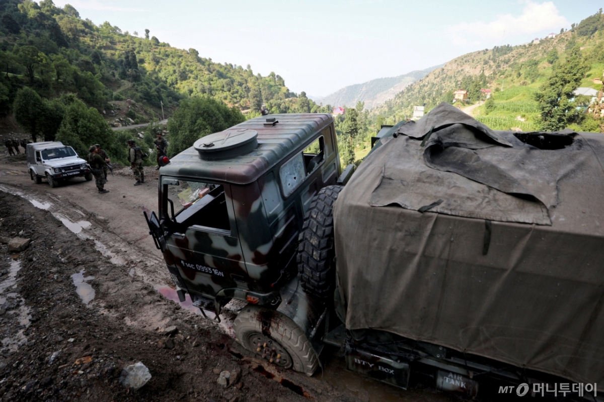 (카투아 로이터=뉴스1) 이강 기자 = 9일(현지시간) 잠무와 카슈미르의 카투아 지역에서 무장세력으로 의심되는 집단이 인도군 호송차량을 공격했다.2024.07.09  ⓒ 로이터=뉴스1  Copyright © 뉴스1. All rights reserved. 무단 전재 및 재배포,  AI학습 이용 금지. /사진=(카투아 로이터=뉴스1) 이강 기자