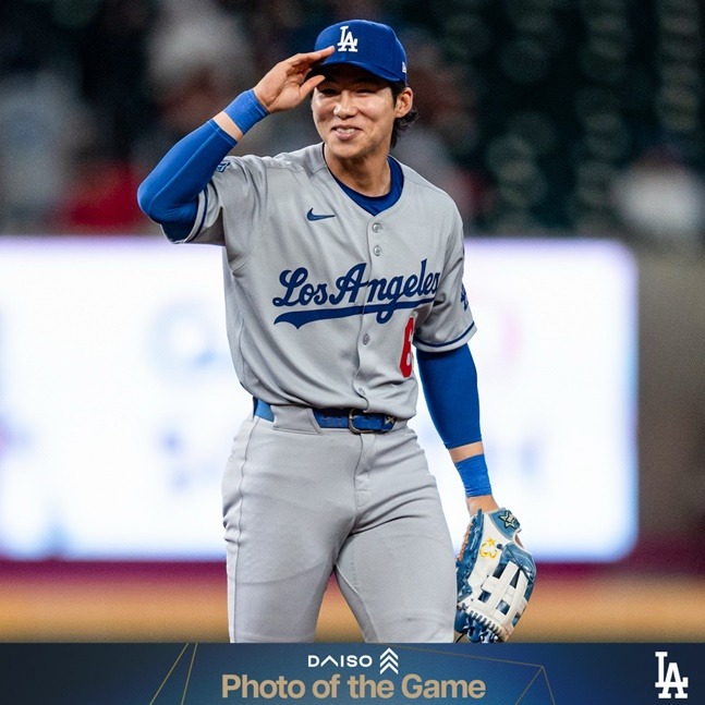 김혜성이 메이저리그 데뷔전에서 대수비로 나와 미소를 짓고 있다. /사진=LA 다저스 공식 SNS 갈무리