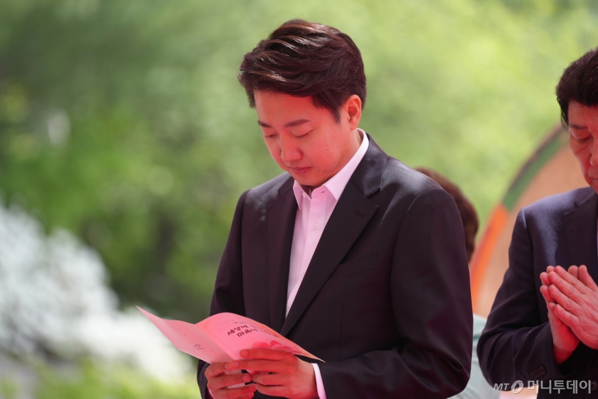 [서울=뉴시스] 권창회 기자 = 이준석 개혁신당 대선 후보가 5일 대구 동화사에서 열린 봉축대법회 참석해 기도 올리고 있다. (사진=이준석 캠프 제공) 2025.05.05. photo@newsis.com *재판매 및 DB 금지 /사진=