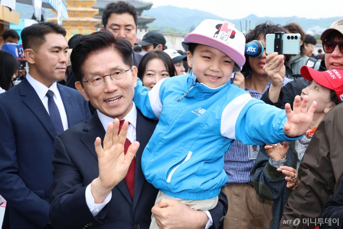 김문수 국민의힘 대선 후보가 5일 서울 종로구 광화문광장에서 열린 동행 축제 펀펀한 광화문광장 행사를 방문해 어린이와 인사하고 있다. 2025.05.05. /사진=뉴시스 /사진=권창회