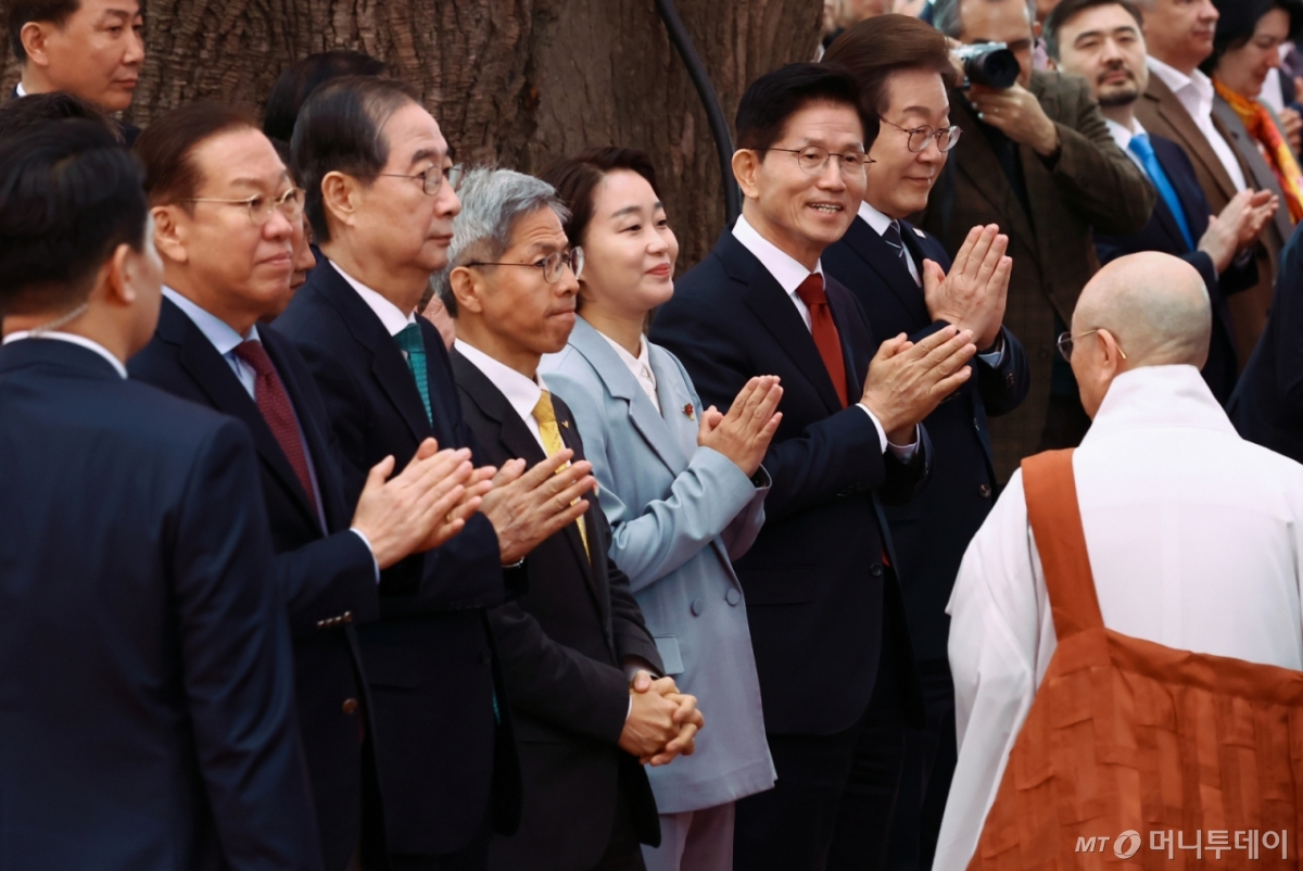 이재명 더불어민주당 대통령 후보(오른쪽부터)와 김문수 국민의힘 대통령 후보, 한덕수 무소속 대통령 선거 예비 후보 등 참석자들이 5일 오전 서울 종로구 조계사에서 열린 불기 2569년 부처님오신날 봉축법요식에서 합장하고 있다. 왼쪽 세번째는 한덕수 무소속 대통령 선거 예비후보. 2025.5.5/사진=뉴스1 /사진=(서울=뉴스1) 김민지 기자