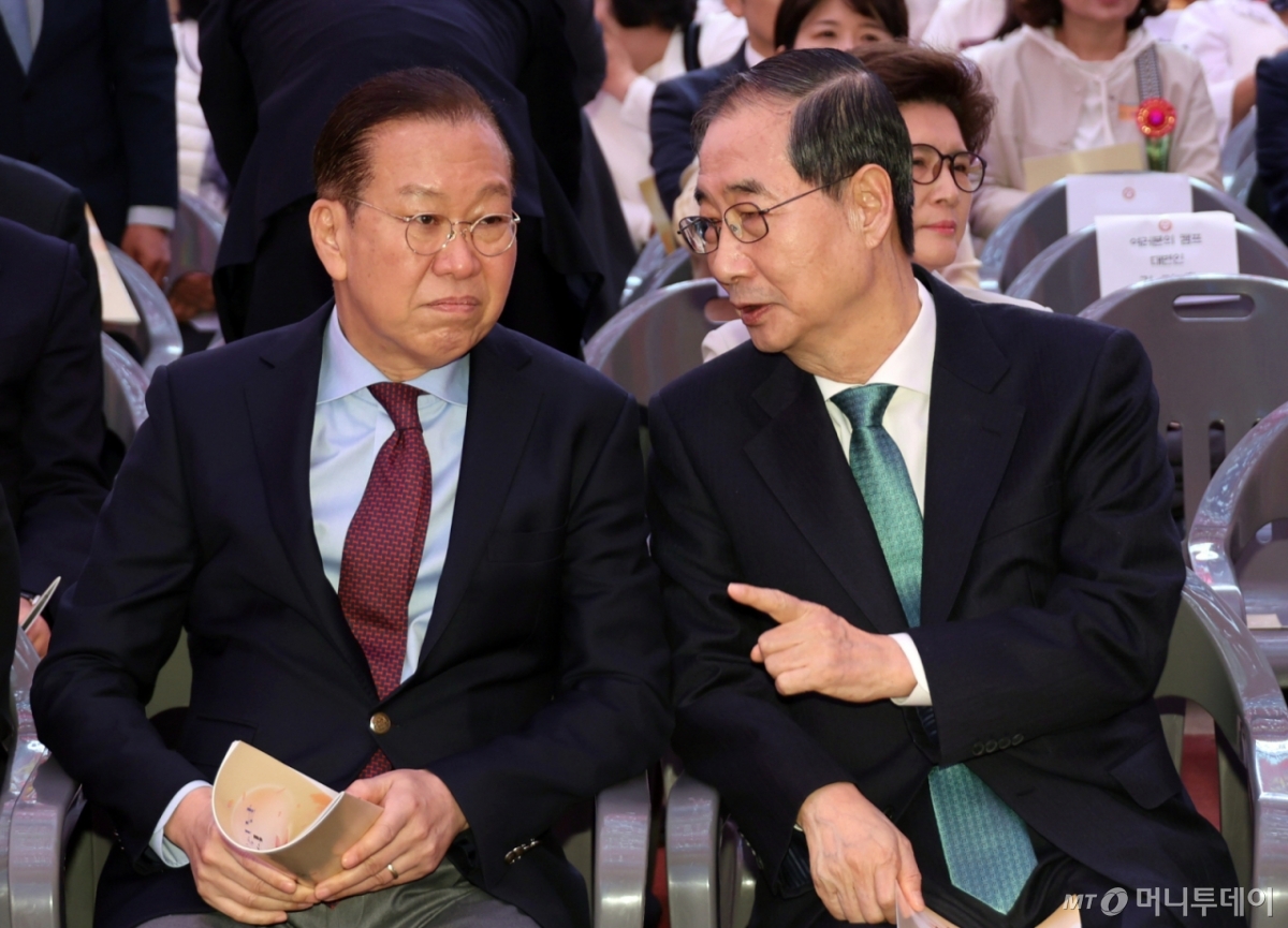 한덕수 무소속 대선 예비후보가 5일 서울 종로구 조계사에서 열린 부처님오신날 봉축법요식에서 권영세 국민의힘 비상대책위원장과 대화를 나누고 있다. (대통령실통신사진기자단) 2025.05.05. /사진=뉴시스 /사진=최진석