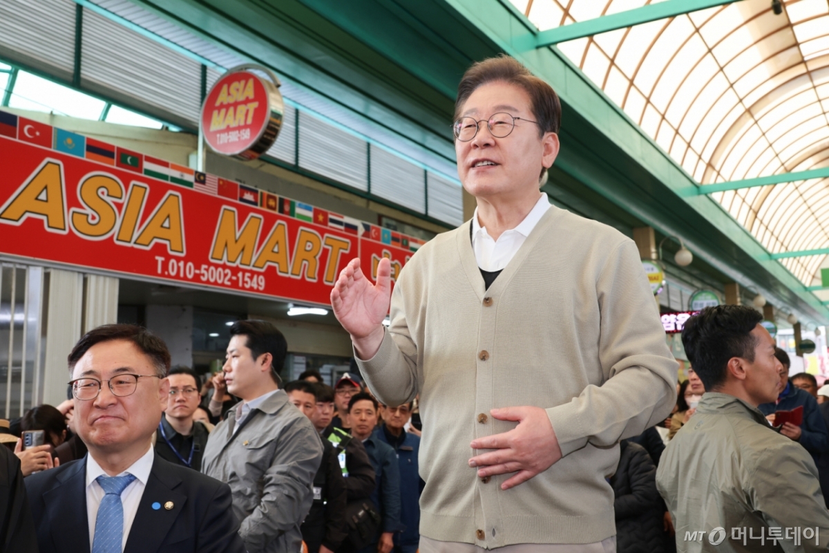 (증평=뉴스1) 안은나 기자 = 이재명 더불어민주당 대통령 후보가 골목골목 경청투어 이틀차를 맞은 6일 오전 충북 증평군 장뜰시장을 찾아 즉흥 연설을 하고 있다. 2025.5.6/뉴스1 Copyright © 뉴스1. All rights reserved. 무단 전재 및 재배포, AI학습 이용 금지. /사진=(증평=뉴스1) 안은나 기자