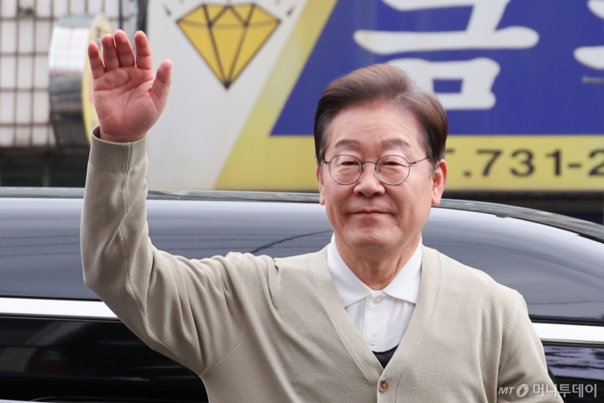 (옥천=뉴스1) 안은나 기자 = 이재명 더불어민주당 대통령 후보가 골목골목 경청투어 이틀차인 6일 오후 충북 옥천군 공설시장에 도착해 인사하고 있다. 2025.5.6/뉴스1 Copyright © 뉴스1. All rights reserved. 무단 전재 및 재배포, AI학습 이용 금지. /사진=(옥천=뉴스1) 안은나 기자