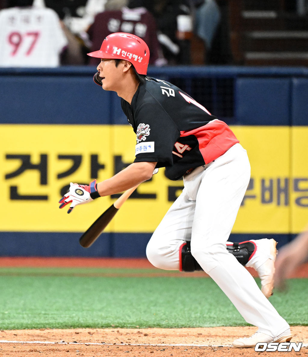김규성이 페이크 번트 슬래시로 결승타를 날리고 있다.