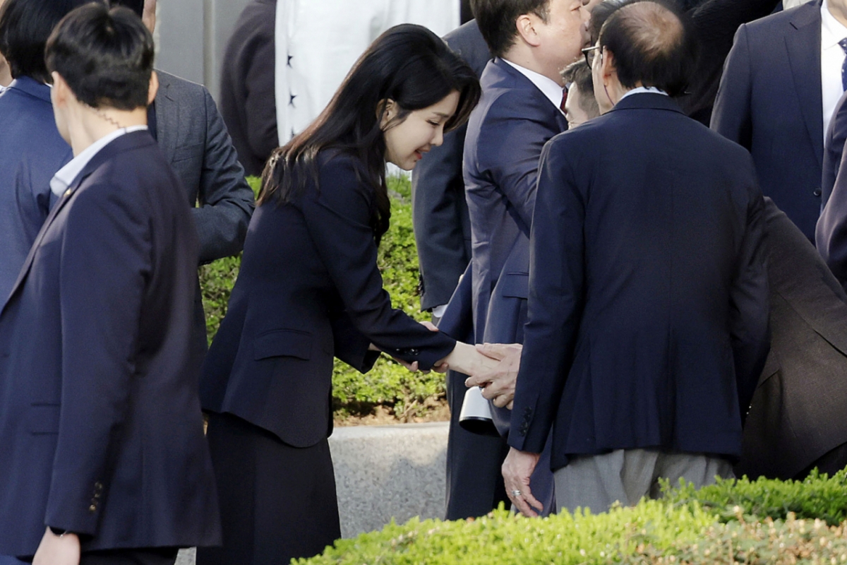 윤석열 전 대통령 부인 김건희 여사가 지난 4월11일 서울 서초구 사저로 들어서며 마중 나온 관계자들과 인사하고 있다. /사진=뉴시스