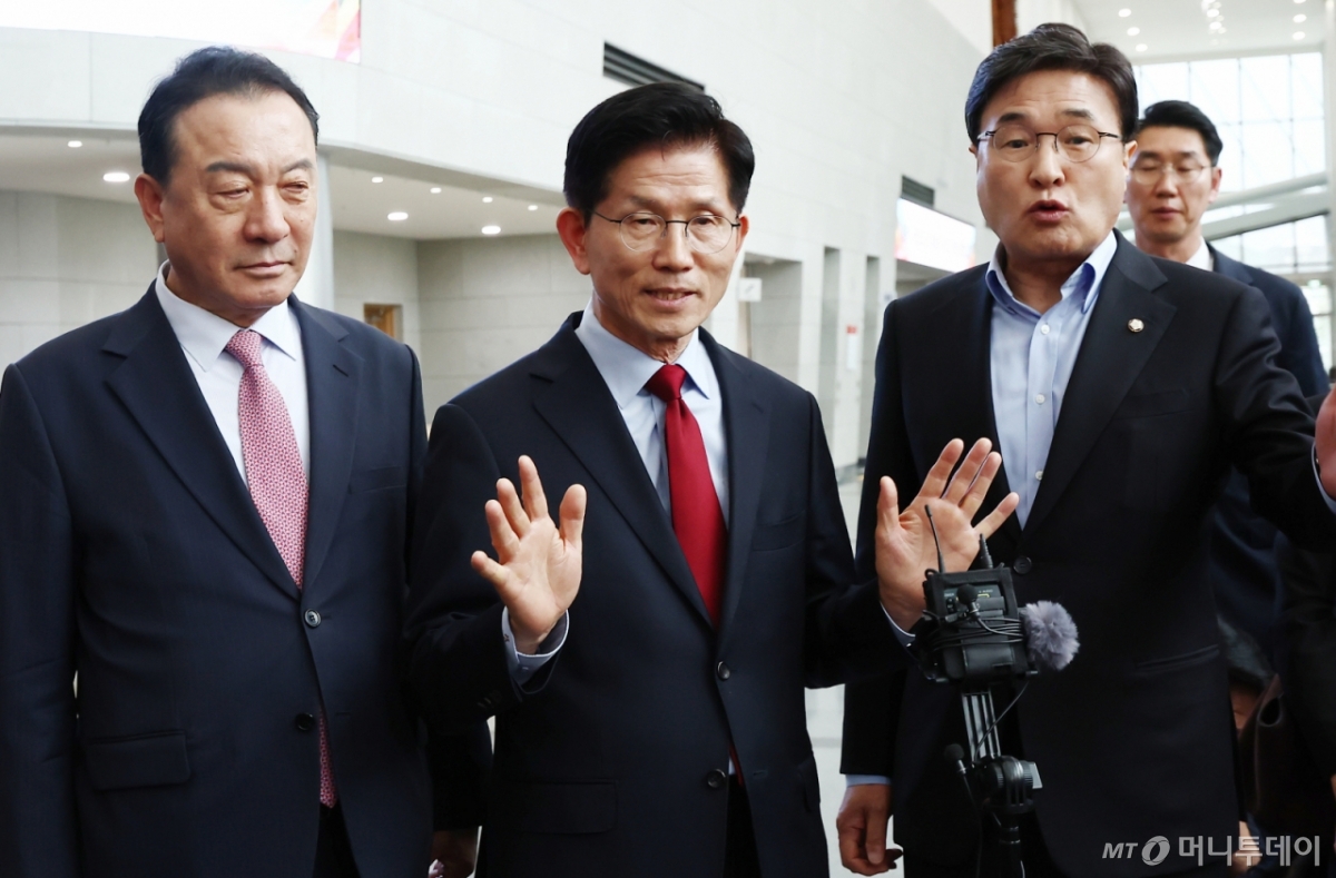 김문수 국민의힘 대통령 후보가 6일 경북 경주시 HICO(정상회의장) 미디어센터에서 단일화 문제를 놓고 당 지도부와 갈등을 빚고 있자 일정 중단을 선언하고 있다. 2025.5.6/사진=뉴스1 /사진=(포항=뉴스1) 김민지 기자