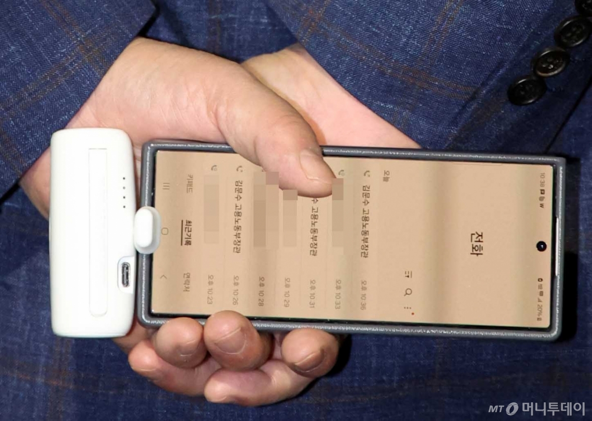 권성동 국민의힘 원내대표 6일 오후 서울 관악구 김문수 대선후보의 자택 앞에서 '한덕수 후보와의 단일화'  관련 논의를 위해 김 후보를 기다리고 있다. 권 원내대표의 통화목록에 수차례 받지 않는 김 후보의 전화목록이 눈에 띄고 있다. 2025.05.06. /사진=뉴시스 /사진=김금보