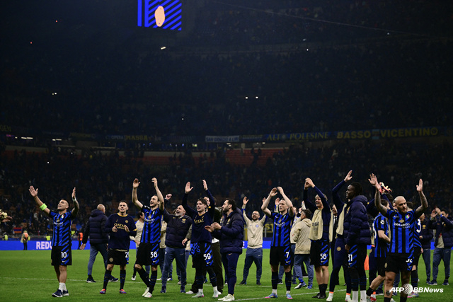 홈 팬들에게 인사하는 인터밀란. /AFPBBNews=뉴스1
