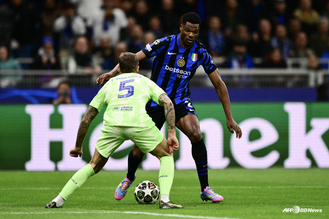 경기에 집중하는 덴젤 둠프리스(오른쪽).  /AFPBBNews=뉴스1