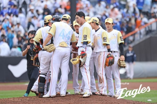 대전의 마스코트 꿈돌이 유니폼을 입은 한화 선수들. /사진=한화 이글스