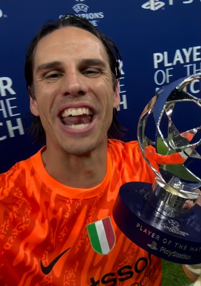 MVP를 받고 기뻐하는 얀 좀머. /사진=유럽축구연맹 SNS 캡처