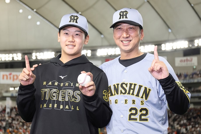 후지카와 큐지 한신 타이거즈 감독(오른쪽). /사진=한신 타이거즈 공식 SNS