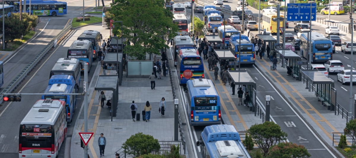 서울 시내버스노조가 준법운행을 재개한 7일 서울 중구 서울역 버스정류장에 버스가 정차하고 있다.  지난달 29일 협상 결렬 이후 노사 간 공식 교섭은 중단된 상태며, 시내버스 노조는 오는 8일 전국자동차노조 지역 대표자회의에서 전면 파업 전환 여부를 최종 논의할 계획이다. 한편 서울시는 준법운행에 따른 시민 불편 최소화를 위해 1~8호선 및 우이신설선에 총 47회 지하철을 추가 투입했다. /사진=뉴스1.