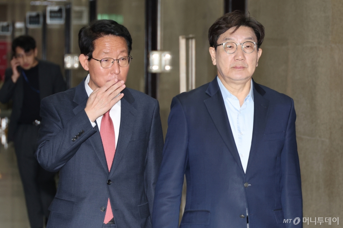 (서울=뉴스1) 이광호 기자 = 권성동 국민의힘 원내대표와 김상훈 정책위의장이 6일 오후 서울 여의도 국회에서 권영세 비상대책위원장 주재로 열리는 중진의원 비상회의에 참석하고 있다. 2025.4.6/뉴스1  Copyright © 뉴스1. All rights reserved. 무단 전재 및 재배포,  AI학습 이용 금지. /사진=(서울=뉴스1) 이광호 기자