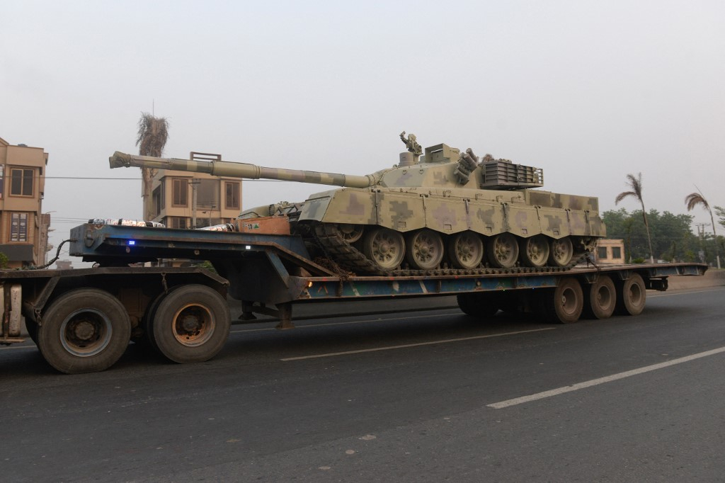 7일(현지시간) 파키스탄 펀자브주 무리드케의 한 도로에서 트럭이 군용 탱크를 싣고 이동하고 있다./AFPBBNews=뉴스1