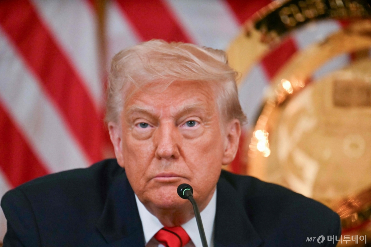 도널드 트럼프 미국 대통령이 6일(현지시간) 워싱턴 백악관에서 기자들과 만난 모습. / AFP=뉴스1