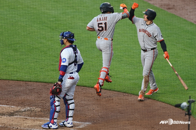 이정후(가운데)가 홈런을 때려내고 세리머니를 하고 있다. /AFPBBNews=뉴스1