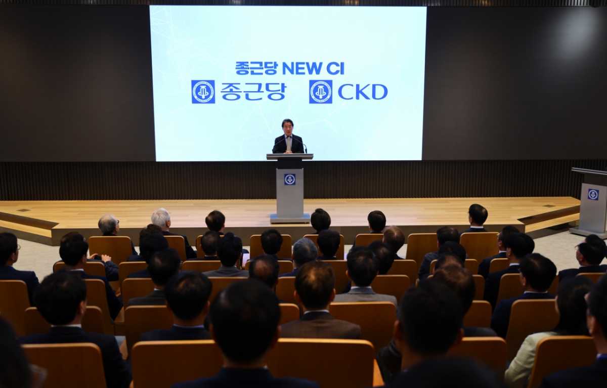 7일 종근당 본사에서 열린 창립 84주년 기념식에서 이장한 종근당 회장이 새 CI를 선포하고 있다./사진= 종근당