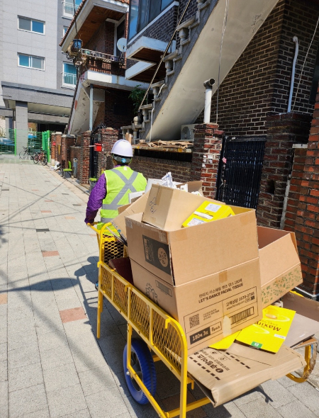 녹색병원 노동환경건강연구소가 개발한 리어카, 일명 '이어카'를 폐지 수집 어르신이 끄는 모습. 이는 분명한 노동이며, 이들이 일하는 노동 환경을 낫게 바꾸고자 하는 바람이 담겼다./사진=녹색병원 제공