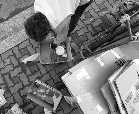 누가 그리 자세히 바라봤을까. 이들이 폐지를 수집하기 위해 몇 번이나 허리를 숙이는지./사진=녹색병원 제공