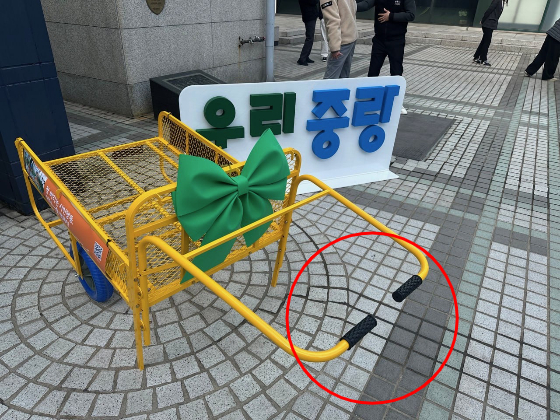 손잡이를 짧게 만들고 가운데 구멍을 뚫는 것. 그것만으로도 허리나 다리에 훨씬 무리가 덜 오게 하는 거였다./사진=녹색병원 제공