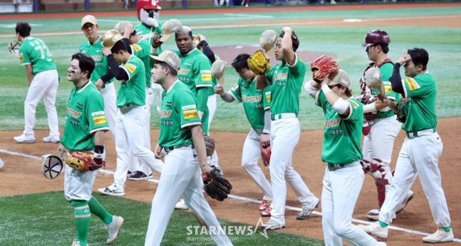 짜릿한 역전승을 거둔 키움 선수들. /사진=강영조 선임기자