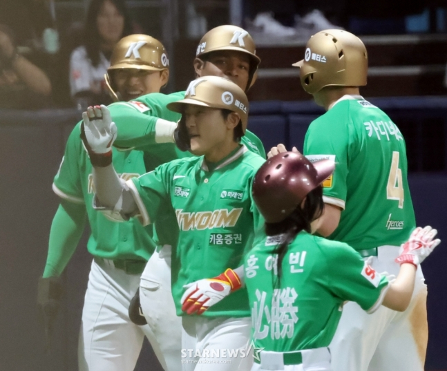 만루포를 쏘아올린 김태진(가운데). /사진=강영조 선임기자