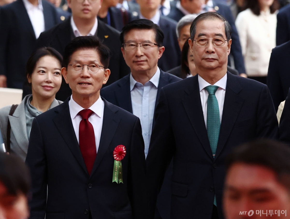 (서울=뉴스1) 김민지 기자 = 김문수 국민의힘 대통령 후보(왼쪽)와 한덕수 무소속 대통령 선거 예비후보가 5일 오전 서울 종로구 조계사에서 열린 불기 2569년 부처님오신날 봉축법요식에 참석하고 있다. 2025.5.5/뉴스1 Copyright © 뉴스1. All rights reserved. 무단 전재 및 재배포, AI학습 이용 금지. /사진=(서울=뉴스1) 김민지 기자