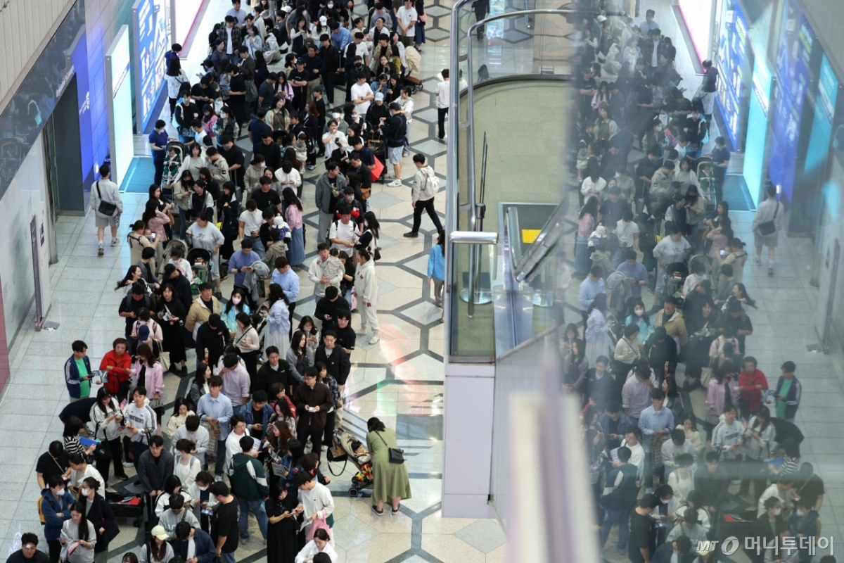 (서울=뉴스1) 신웅수 기자 = 1일 서울 강남구 코엑스에서 열린 코베 베이비페어에서 관람객들이 입장하기 위해 줄을 서 있다.  오는 4일까지 열리는 이번 행사에는 약 600개 브랜드가 참가해 임신·출산·육아용품을 선보인다. 2025.5.1/뉴스1  Copyright © 뉴스1. All rights reserved. 무단 전재 및 재배포,  AI학습 이용 금지. /사진=(서울=뉴스1) 신웅수 기자