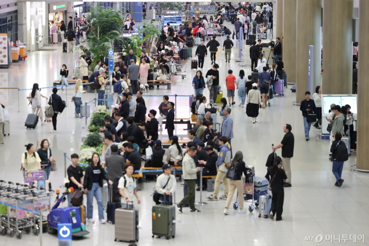 어린이날 연휴 마지막날인 6일 인천국제공항 1터미널 도착층이 여행객들로 붐비고 있다. /사진=뉴시스