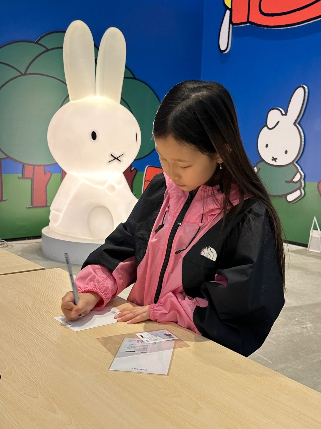 '미피 레터'이벤트에 참가한 초등학생이 미피에게 편지를 쓰고 있다. 