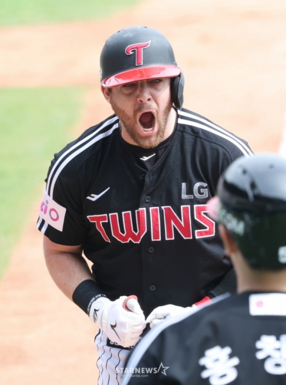 2025 신한 SOL Bank KBO리그 두산 베어스 대 LG 트윈스 경기가 6일 잠실야구장에서 열렸다.  LG 오스틴이 6회초 무사 1,2루에서 좌중월 3점 홈런을 날리고 홈인하고 있다. /사진=김진경 대기자