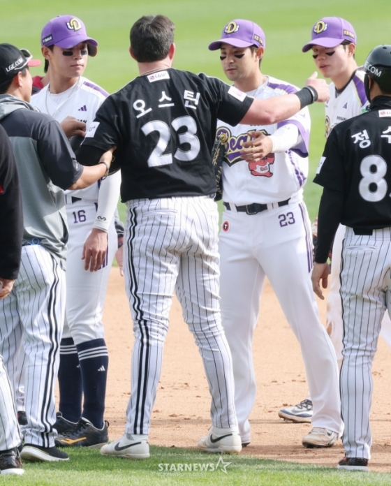 2025 신한 SOL Bank KBO리그 두산 베어스 대 LG 트윈스 경기가 6일 잠실야구장에서 열렸다.  LG 8회초 무사 1루에서 1루루자 오스틴(등번호 23번)이 문보경의 내야땅볼 때 2루로 뛰다 두산 2루수 강승호와 충돌하며 부상을 입은 후 퇴장을 하며 미안함을 표하고 있다. /사진=김진경 대기자