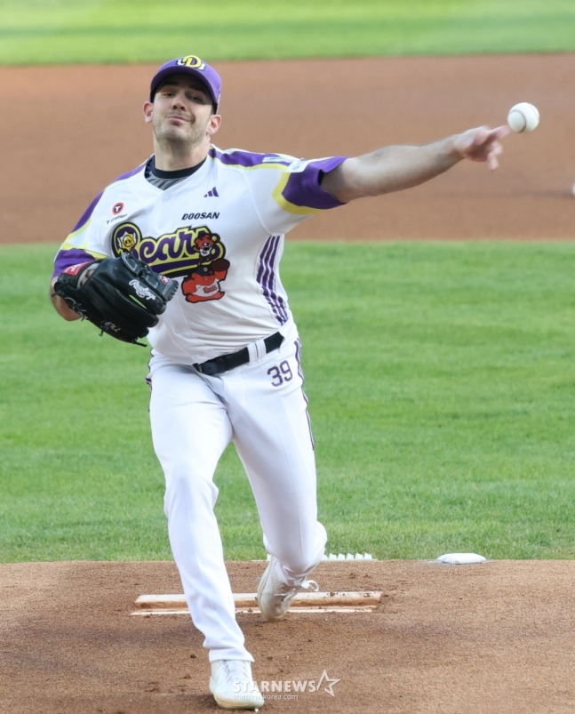 2025 신한 SOL Bank KBO리그 두산 베어스 대 LG 트윈스 경기가 7일 잠실야구장에서 열렸다.  두산 선발 잭로그가 역투하고 있다. /사진=김진경 대기자